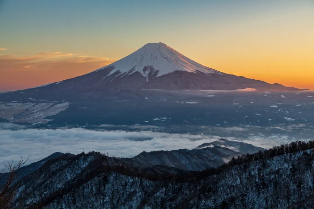 富士と雲海 — 静寂の中の整い